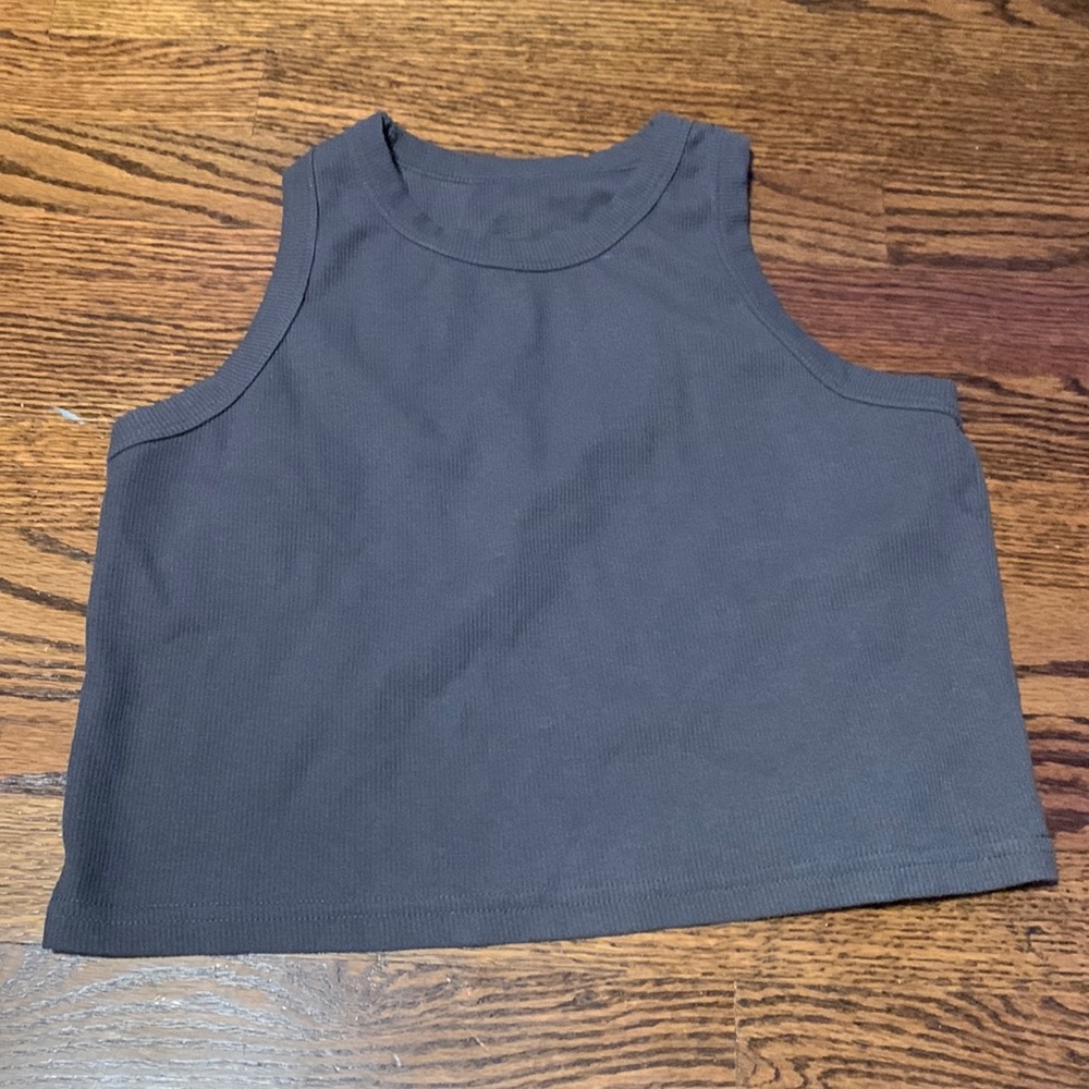 Cropped grey shirt